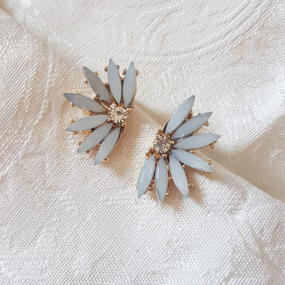 grey-flower-diamond-earrings