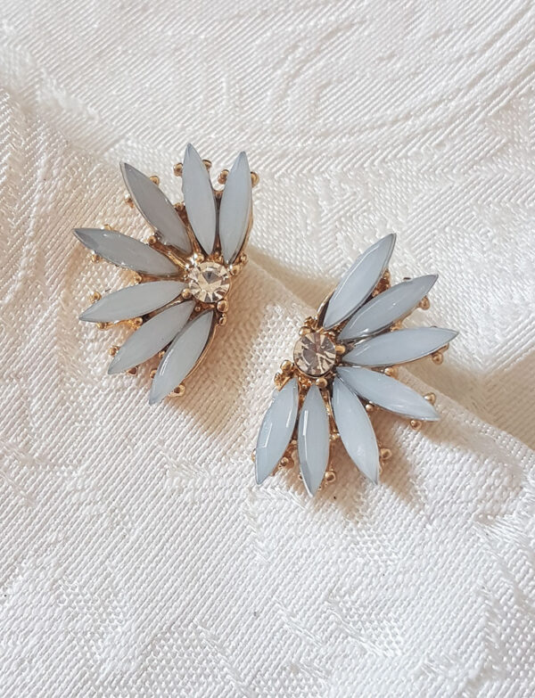 grey-flower-diamond-earrings